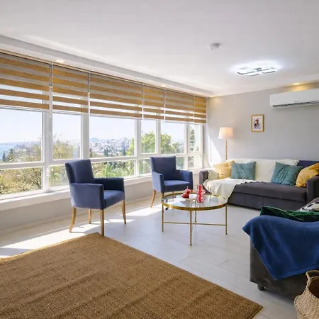 Hadrian Sky Bright With Sea & Views Near Old Town *