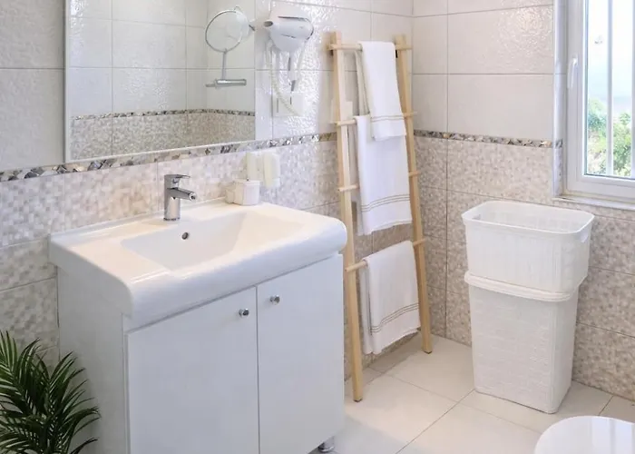Hadrian Sky Bright Apartment With Sea & City Views Near Old Town דירה *